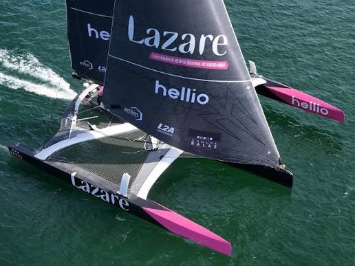Vue aérienne de LAZARE : coques noires aux étraves roses sur une mer verte